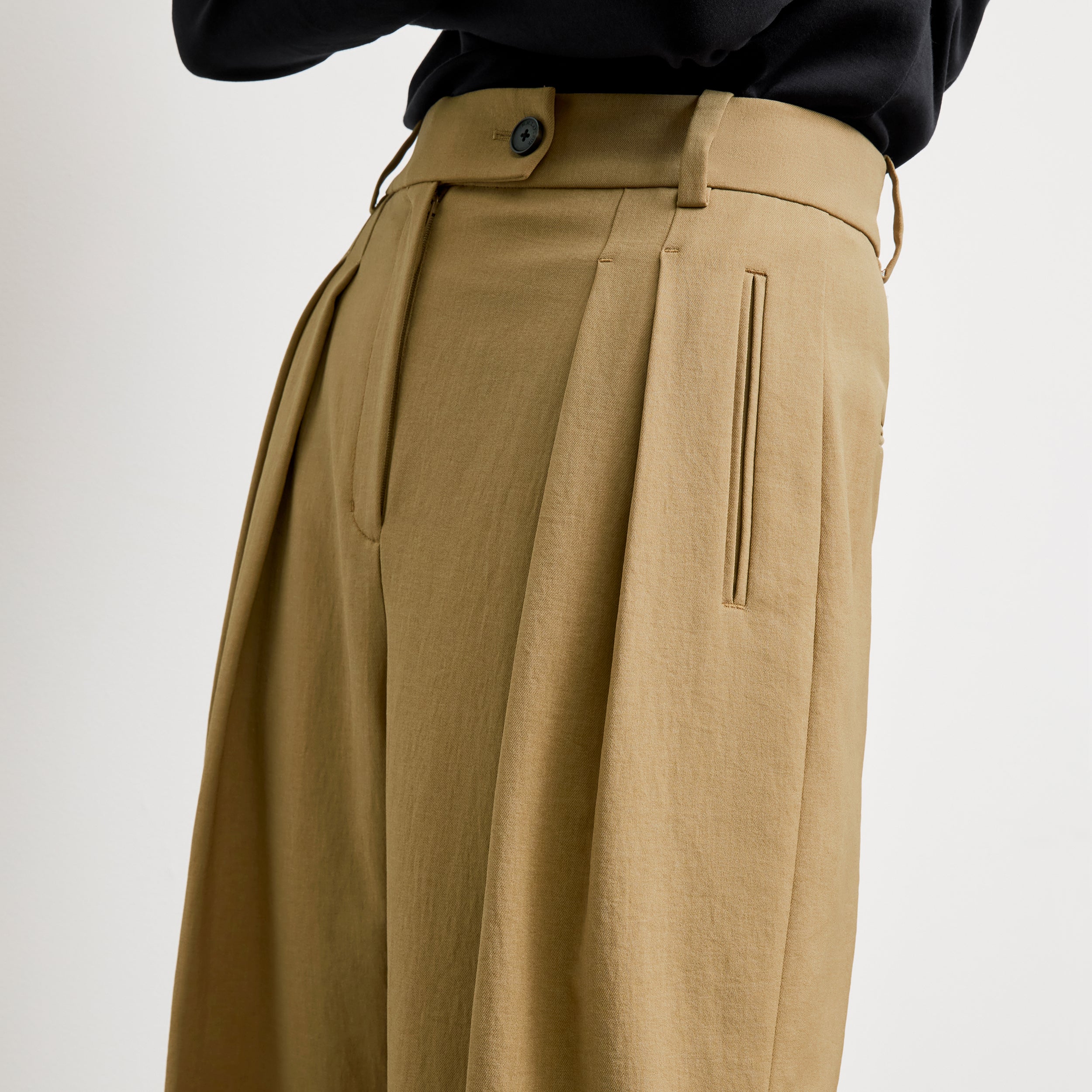 Bia Pleated Trouser - Air Twill :: Macaroon